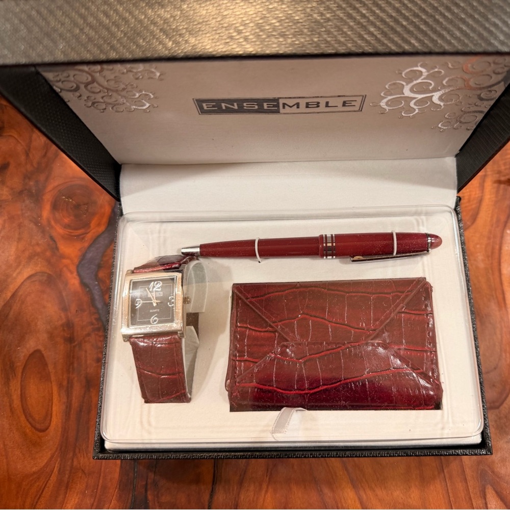 Ensemble Womans Watch, Wallet And Pen Gift Set Vintage Box